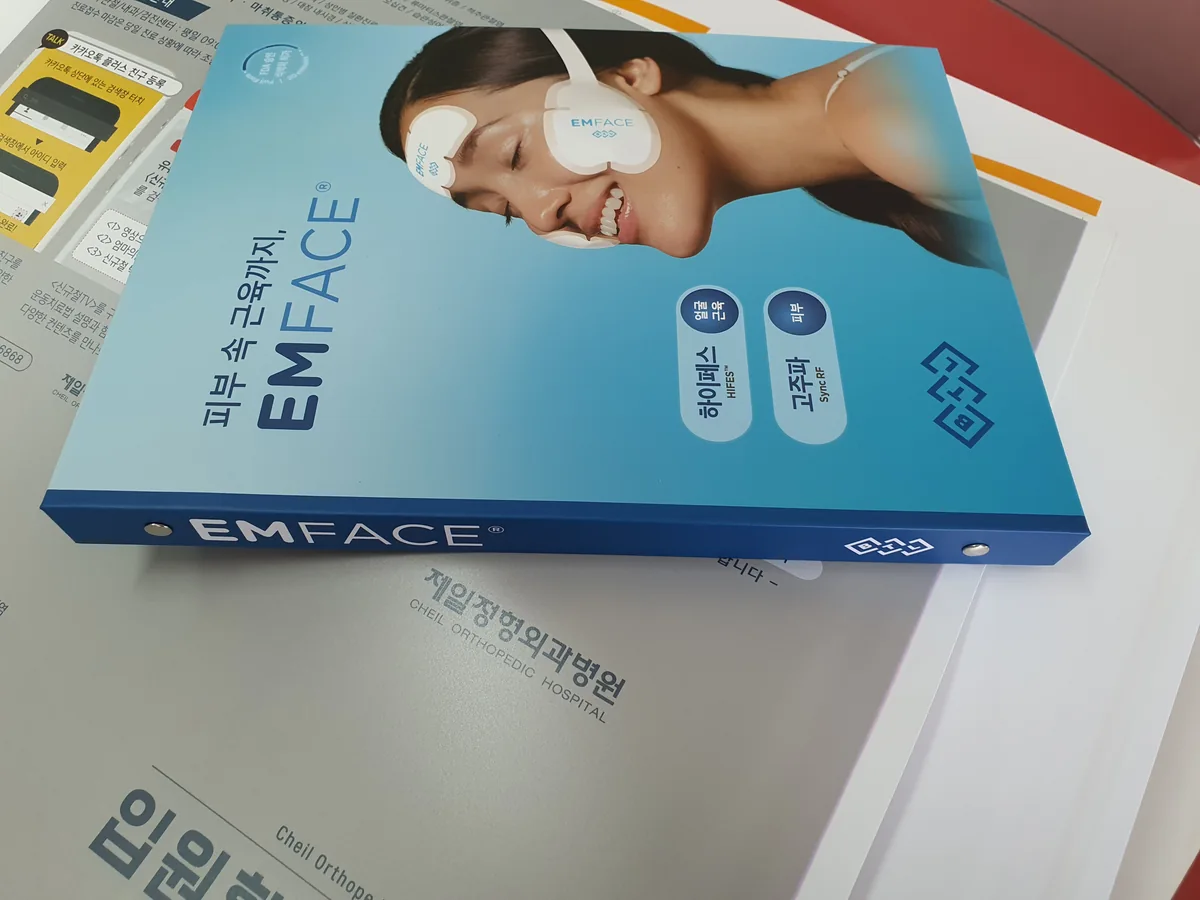 컬러 인쇄 바인더의 표지와 등면