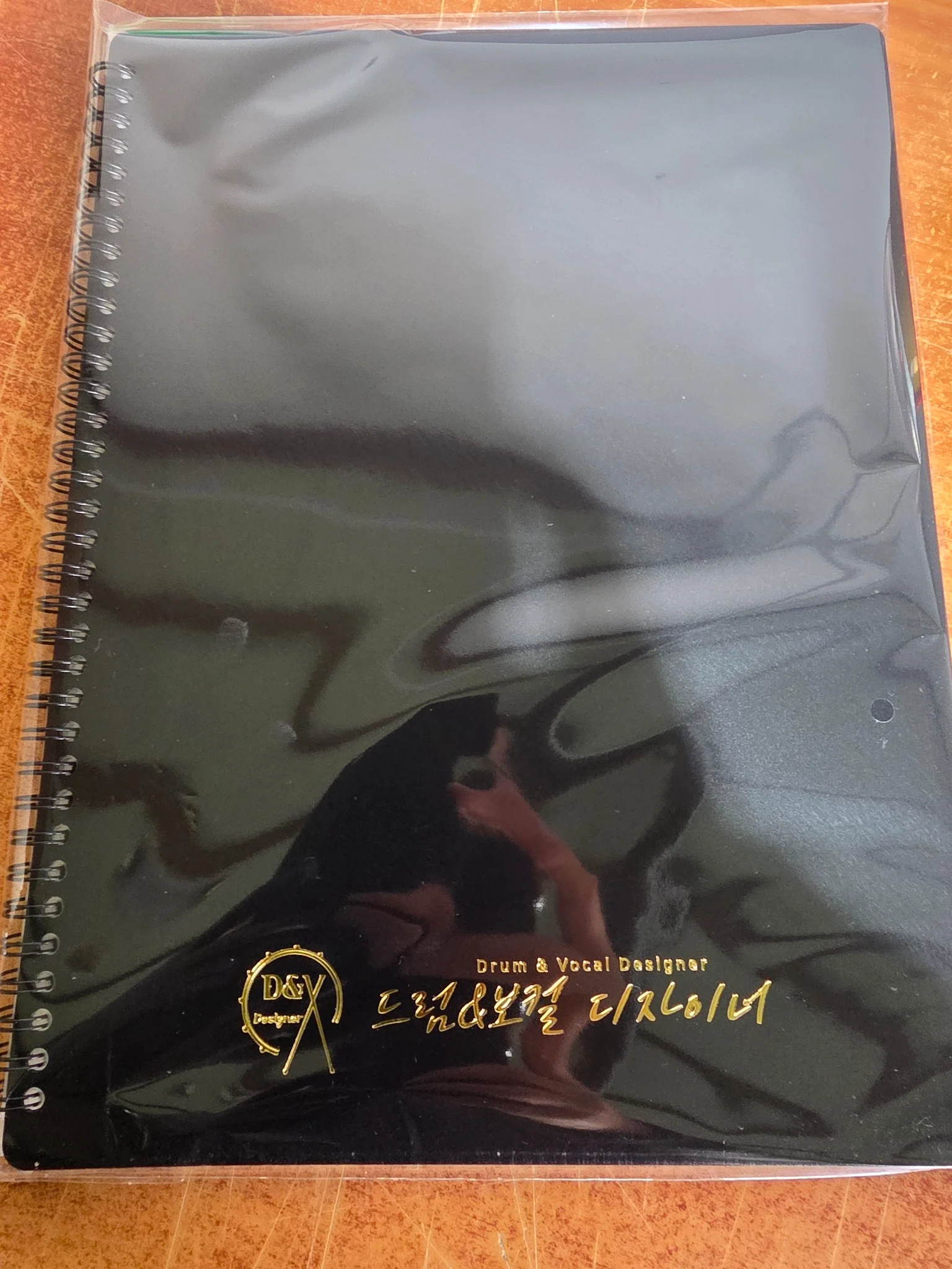 금박 로고를 인쇄한 검정색 주문제작 악보화일 사례